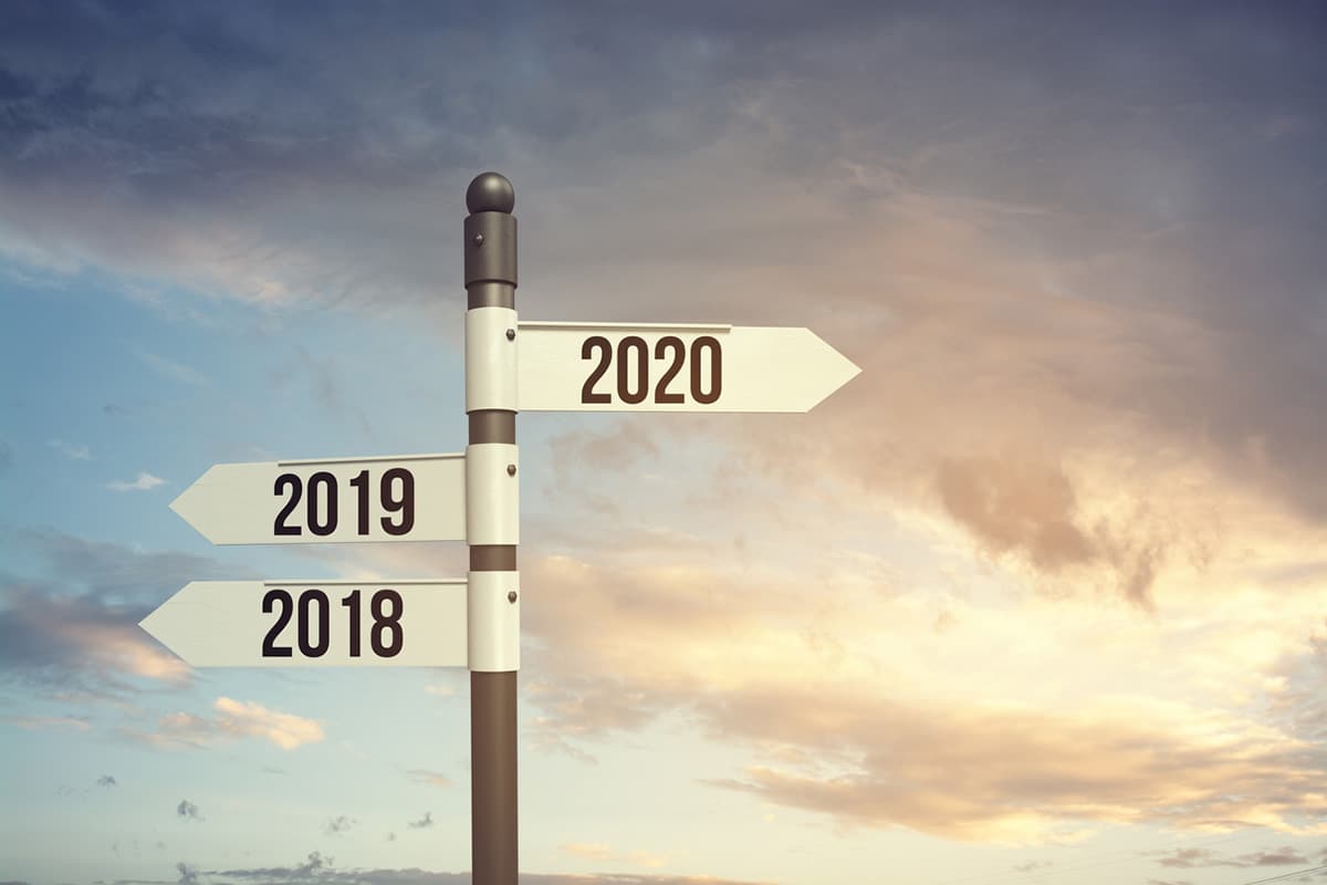A sign where 2020 is pointing in the opposite direction as 2019 and 2018.