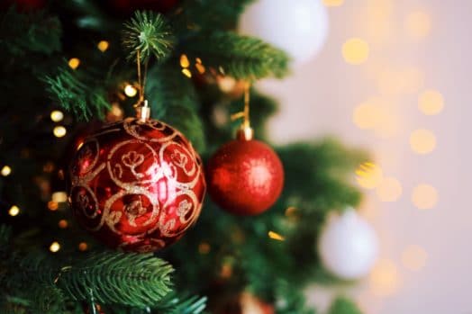 Decoraciones en un árbol de Navidad