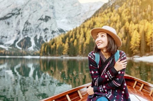 Mujer en canoa, rodeada de montañas en Canadá