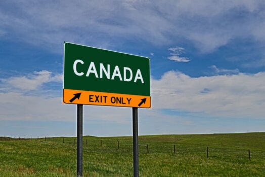 señal de salida de la autopista para Canadá