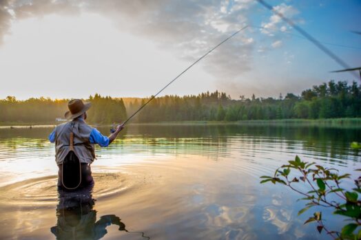 Hombre pescando al amanecer.