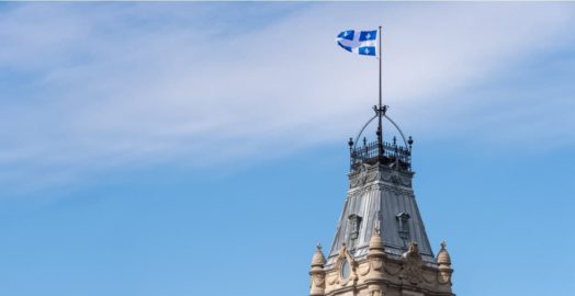 Bandera de Quebec en la ciudad de Quebec
