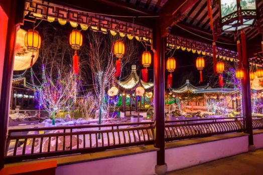Vista nocturna de la arquitectura tradicional en China - pabellones de jiangnan