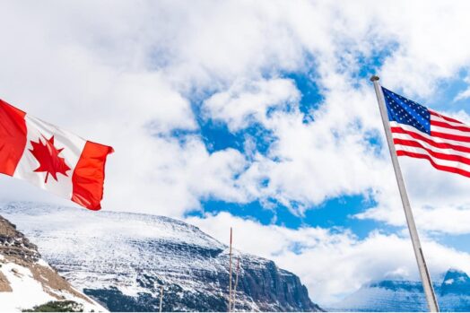 Banderas estadounidenses y canadienses en Logan Pass (Parque Nacional Glacier, Montana, EE. UU.)