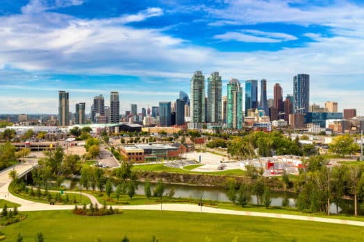 Una imagen del horizonte de Calgary, Alberta.  Alberta es una de las potencias económicas de Canadá con una necesidad continua de recién llegados.