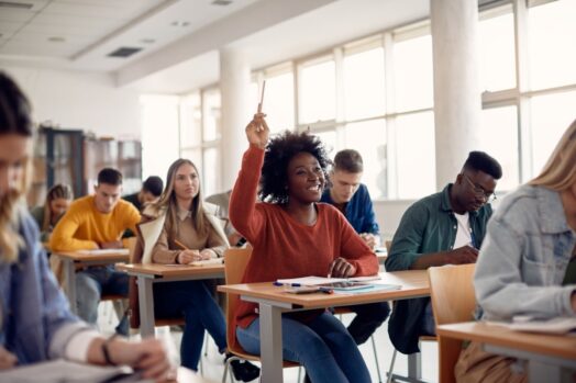 Estudiante levantando la mano en clase