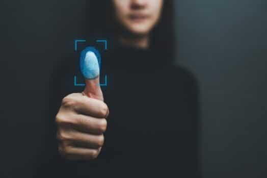 Pantalla táctil, escáner de huellas dactilares, identidad biométrica de la mano de una mujer en un fondo borroso