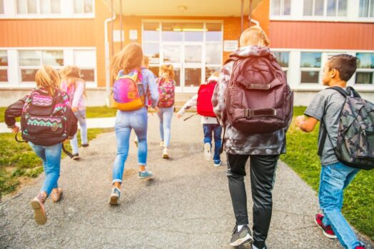 Niños yendo a la escuela