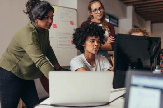 Tres mujeres trabajando juntas en un proyecto en una computadora