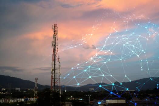 Torre de telecomunicaciones para red 2G 3G 4G 5G durante la puesta de sol.  Antena, BTS, microondas, repetidor, estación base, IOT.  Concepto de tecnología en internet y comunicación móvil.