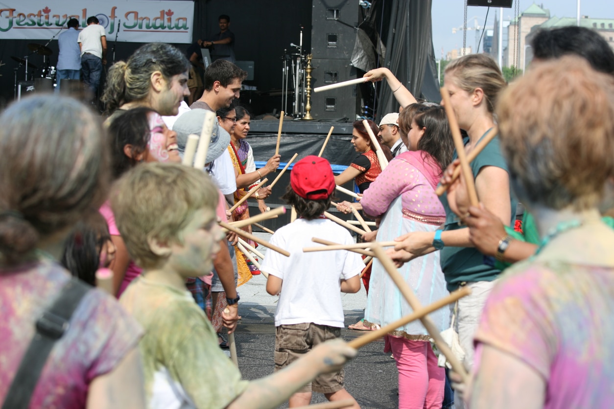 Un grupo multicultural celebra Holi en Ottawa, Canadá.