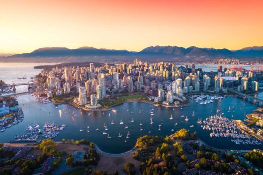 Hermosa vista aérea del horizonte del centro de Vancouver, Columbia Británica, Canadá al atardecer