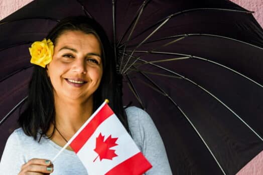 Mujer con bandera canadiense