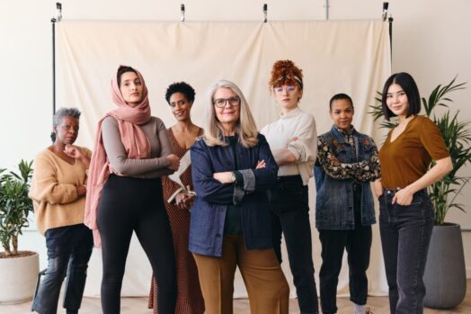retrato de mujeres multiétnicas de edades mixtas que miran con confianza a la cámara
