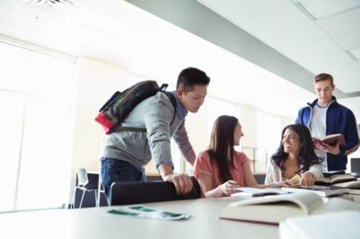 Estudiantes trabajando juntos