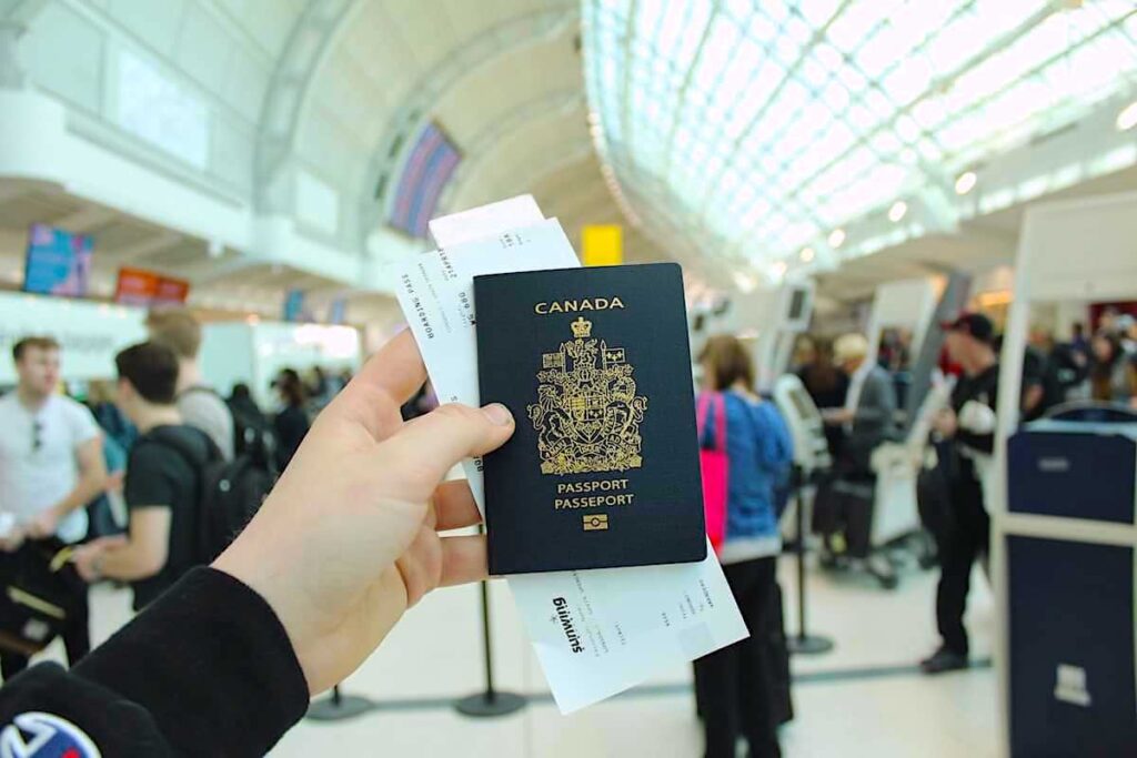 Un hombre sostiene su pasaporte en el aeropuerto mientras pasa por la aduana.  Canadá tiene uno de los pasaportes más reconocidos de cualquier país del mundo.