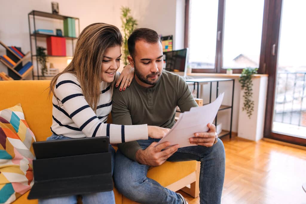 pareja feliz discutiendo acciones