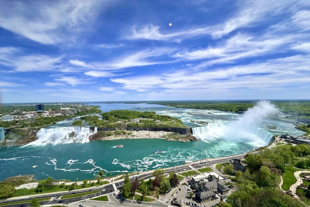 A view of Niagra falls on a summer day.