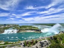 A view of Niagra falls on a summer day.