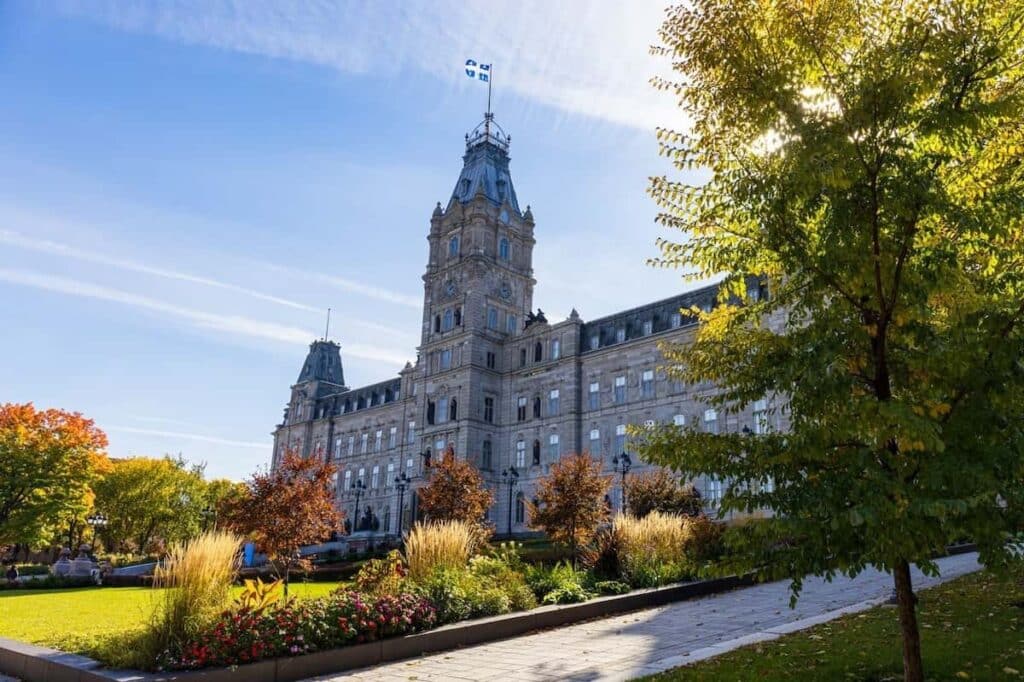 Spouses and common-law partners of applicants for permanent selection in Quebec are eligible for special work permits under a new temporary public policy.