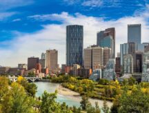 Panoramic view of Calgary, Alberta on a sunny day.